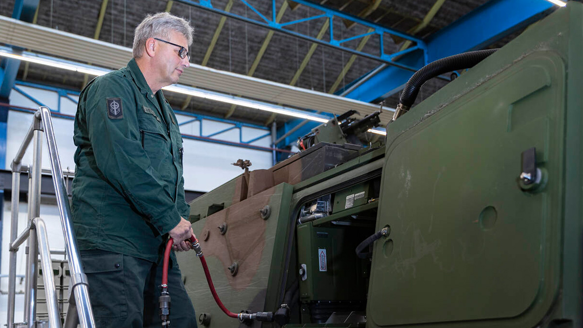 een burgermedewerker van Defensie