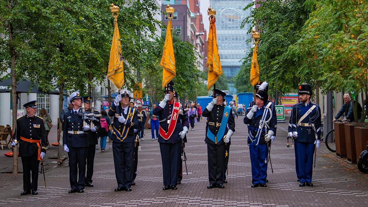 diverse vaandels hoog gehouden